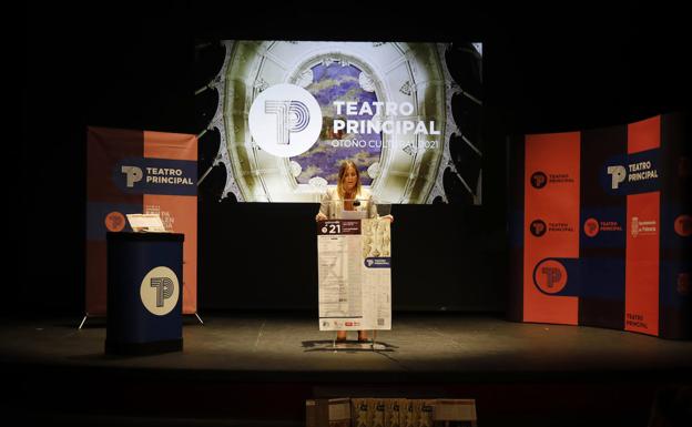 Laura Lombraña presenta las actuaciones del Otoño Cultural en el teatro Principal. 