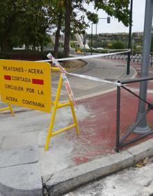 Imagen secundaria 2 - Los operarios pintan el carril bici de la avenida de Zamora. Debajo, el nuevo tramo y, a la derecha, el tramo cortado del puente de Hispanoamérica. 