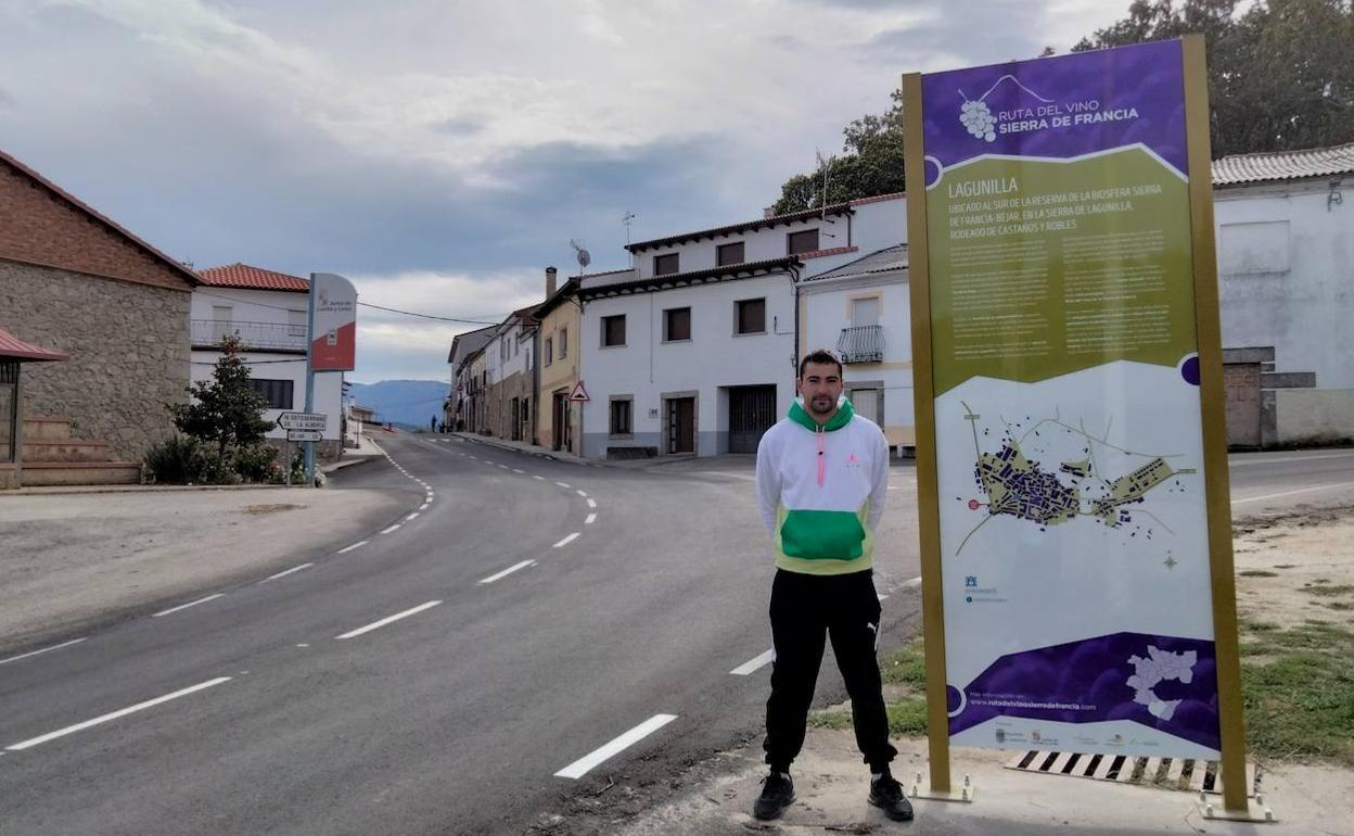 Tótem de la Ruta del Vino Sierra de Francia en Lagunilla. 