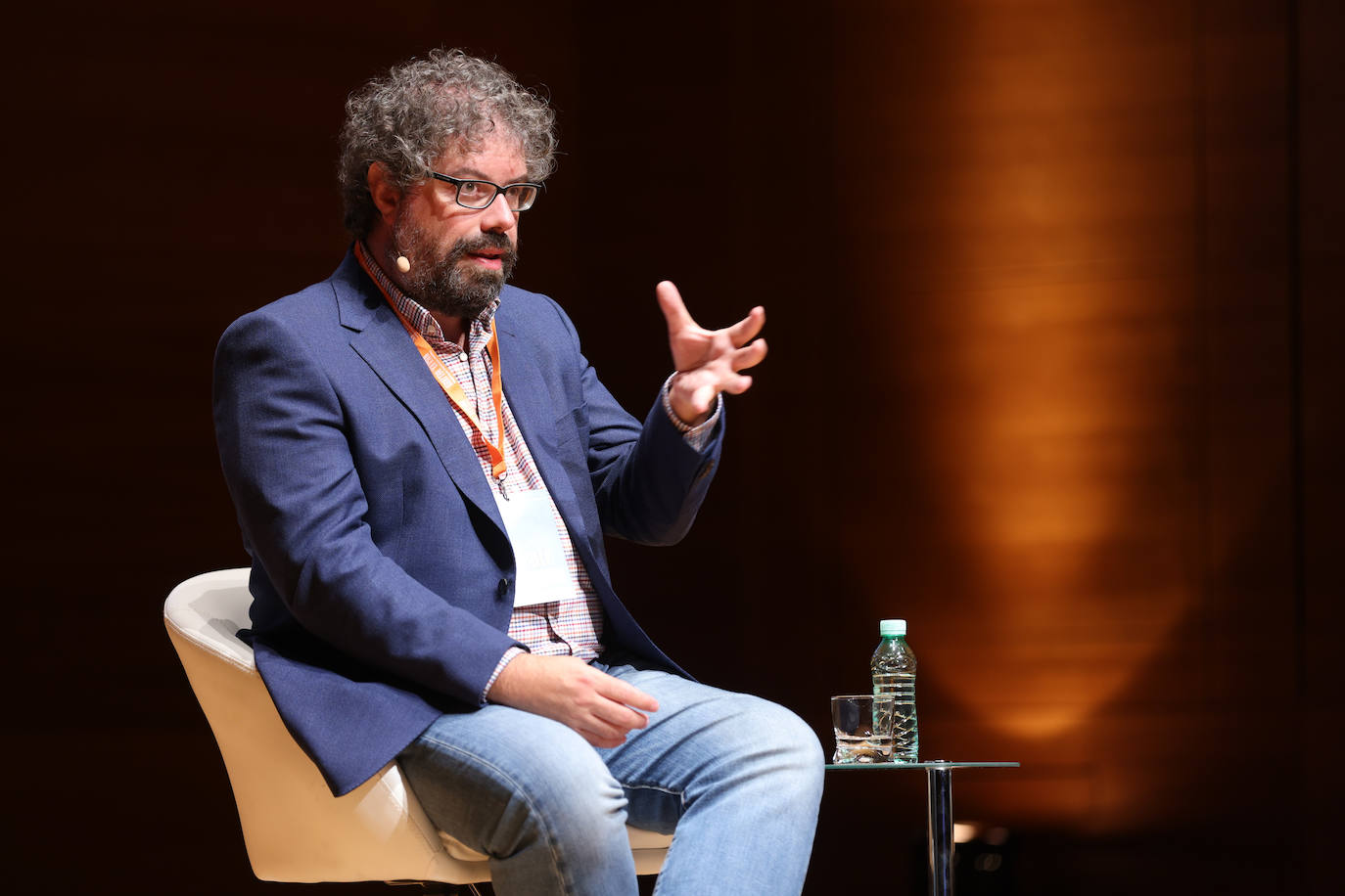 Escribir y hablar en español: el lenguaje periodístico frente al ruido global. Con Sergio de Molino, escritor y periodista, Ignacio Elguero, director de Educación, Diversidad Cultural e Internacional de RTVE. Moderado por Fernando Zamácola, director de la Fundación Miguel Delibes.