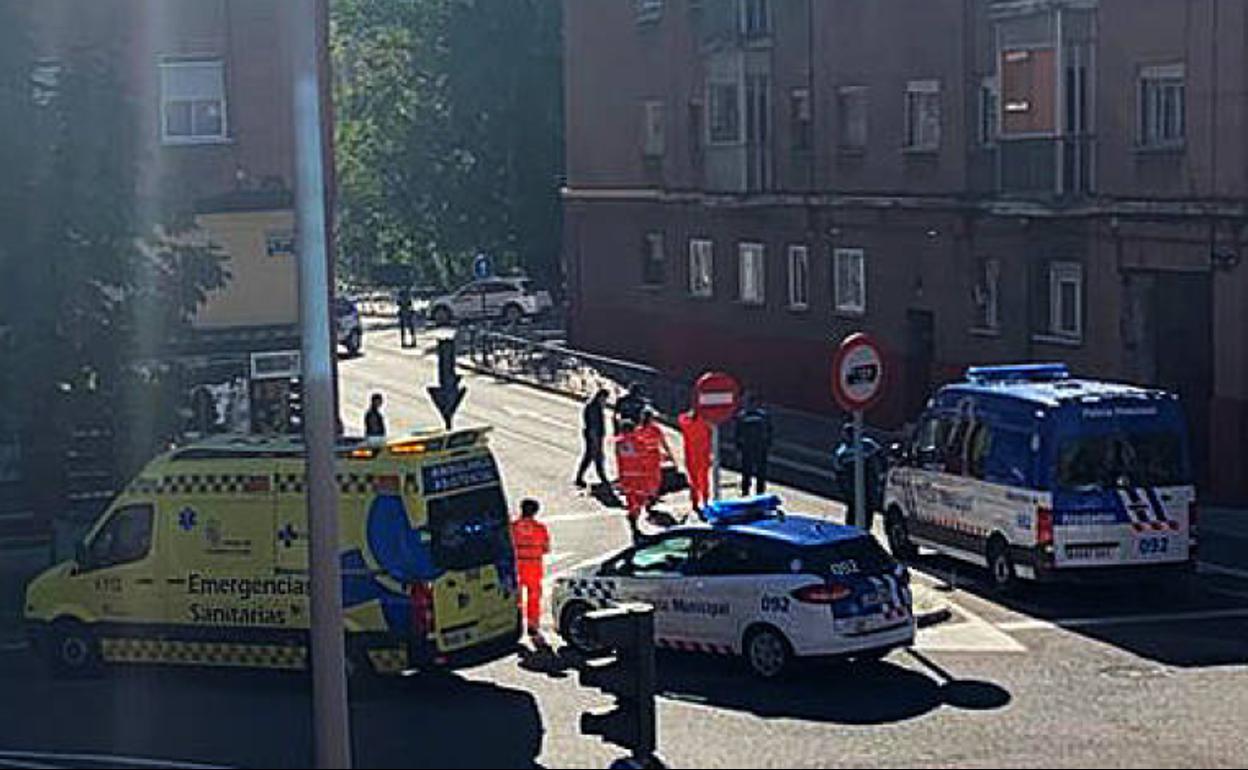 Policías y sanitarios atienden al herido en la calle Manantial. 