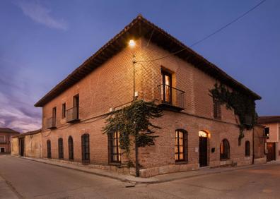 Imagen secundaria 1 - Medina del Campo, arriba, y exterior de la Bodega Campo Eliseo, ubicada en La Seca. 