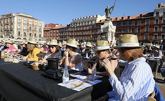 Varias mujeres participan en una de las catas de 'Valladolid. Plaza Mayor del Vino' en 2019. 