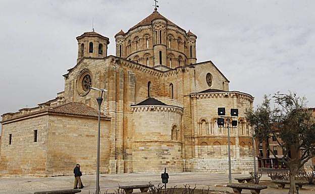 Imagen principal - Colegiata de Toro y Bodega Ernesto del Palacio, situada en San román de Hornija. 