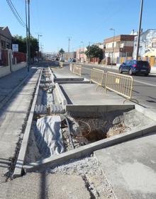 Imagen secundaria 2 - Acceso al cauce del arroyo Espanta desde la rotonda y el final del mismo (debajo) al borde de las vías. A la derecha, uno de los alcorques en construcción de la avenida de El Norte de Castilla. 