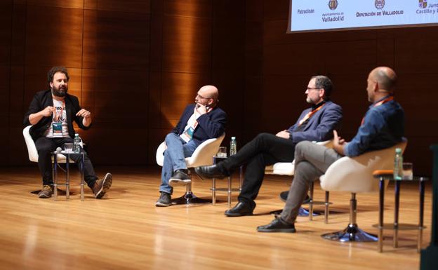 Rafael Vega 'Sansón', José María Nieto y César Oroz moderados por José F. Peláez, cerraron la jornada del sábado.