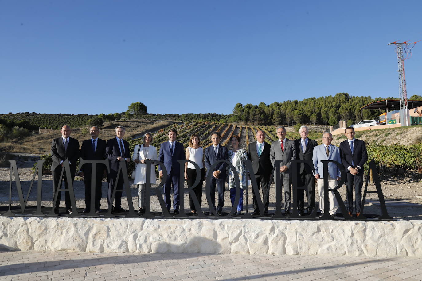 Acompañantes y miembros de Matarromera en la inauguración de las nuevas instalaciones. 