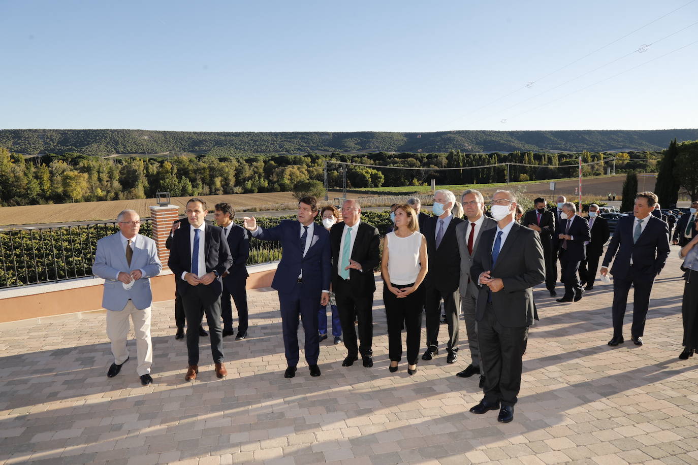 Acompañantes y miembros de Matarromera en la inauguración de las nuevas instalaciones. 