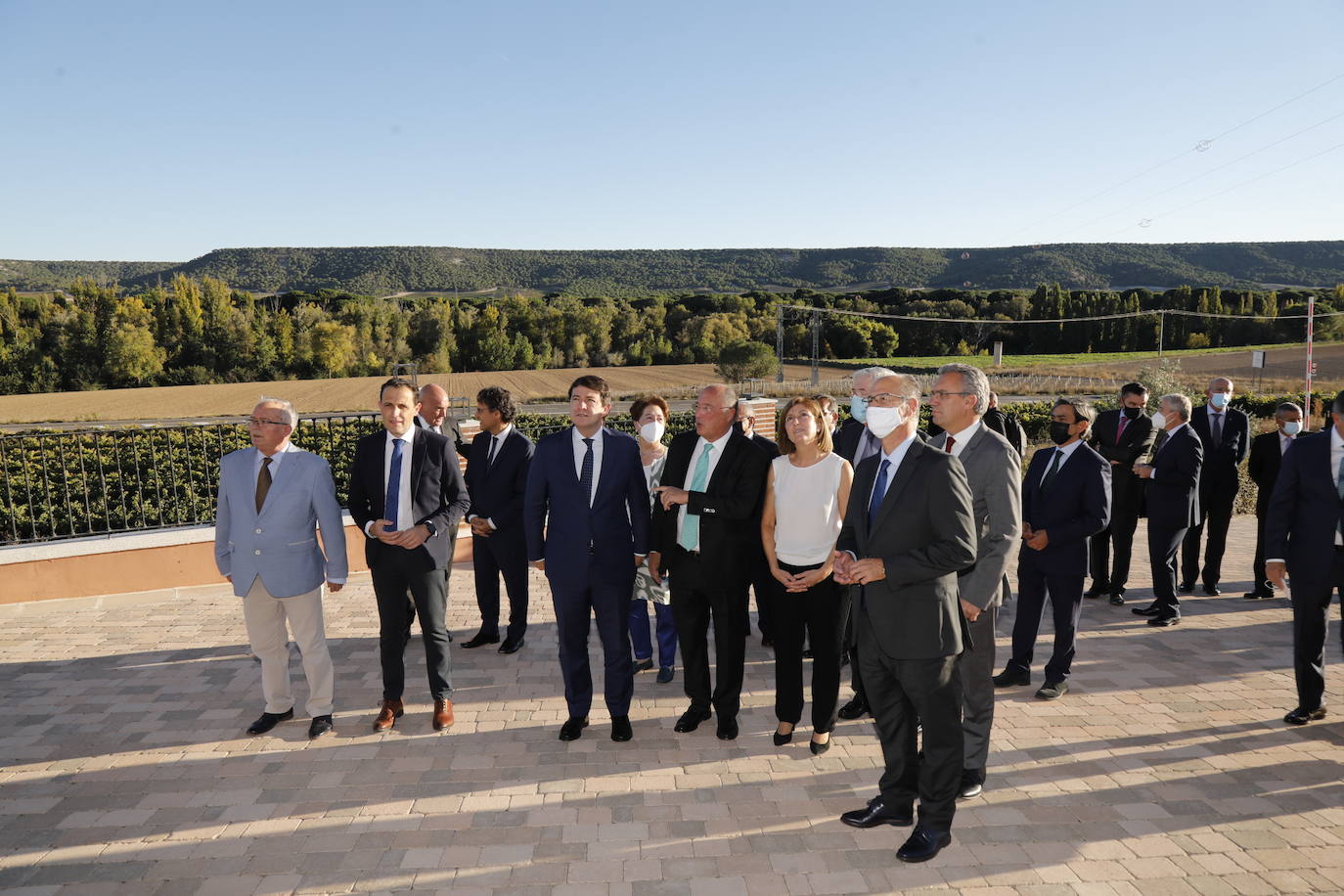 Acompañantes y miembros de Matarromera en la inauguración de las nuevas instalaciones. 