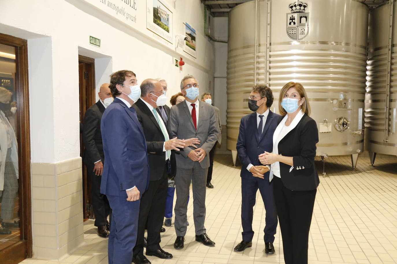 Acompañantes y miembros de Matarromera en la inauguración de las nuevas instalaciones. 