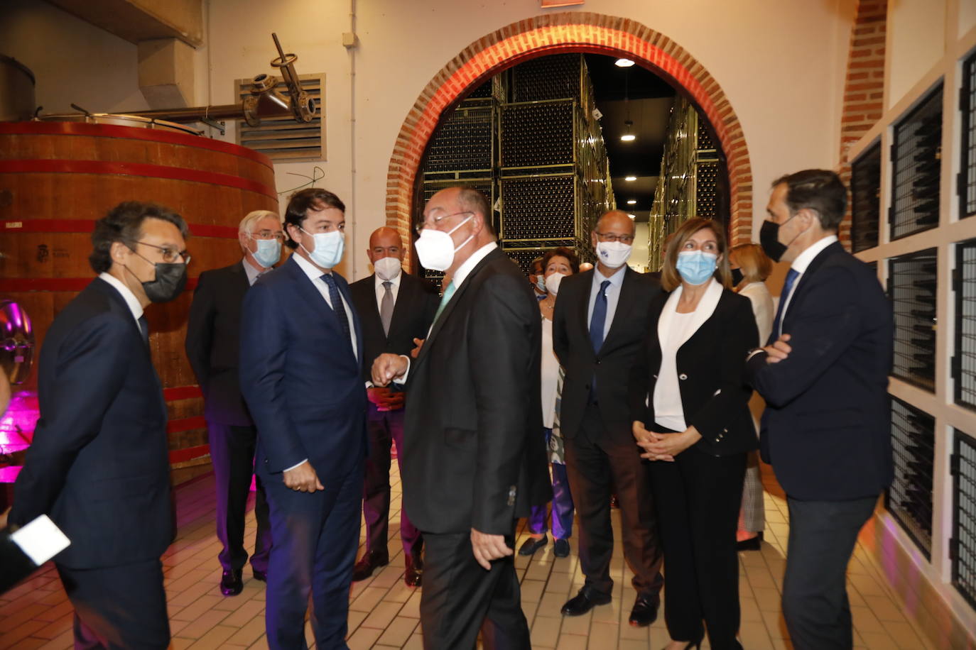 Acompañantes y miembros de Matarromera en la inauguración de las nuevas instalaciones. 