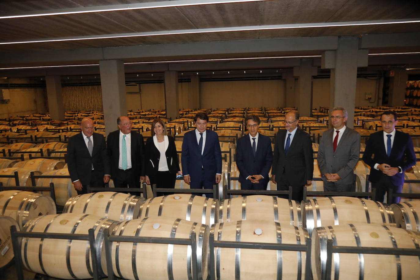 Acompañantes y miembros de Matarromera en la inauguración de las nuevas instalaciones. 