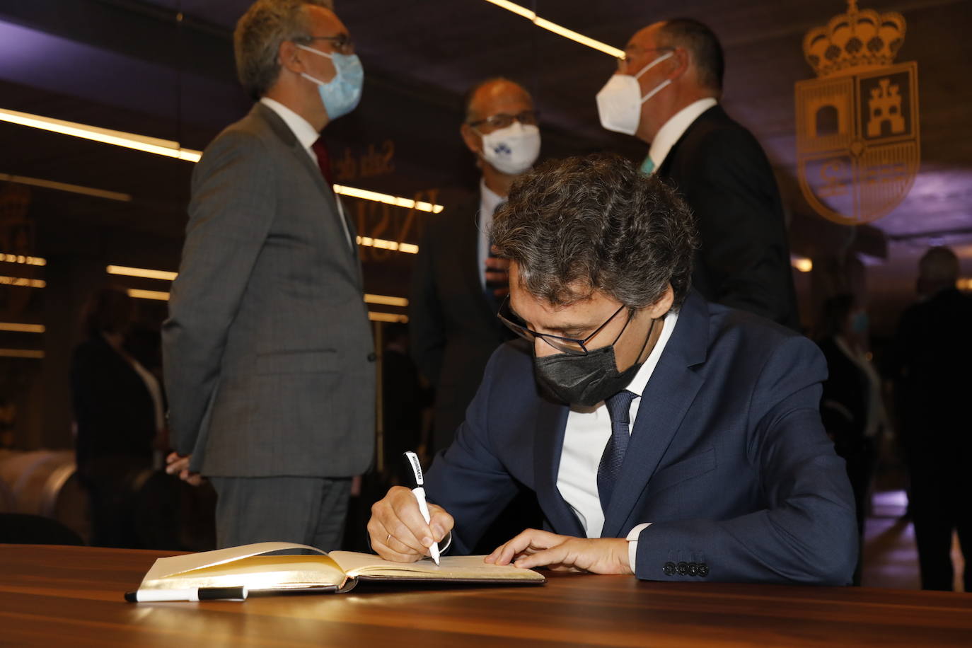 Acompañantes y miembros de Matarromera en la inauguración de las nuevas instalaciones. 