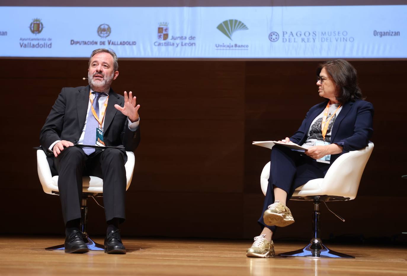 El director de El Norte, Ángel Ortiz, y la periodista Lucía Méndez, en la primera intervención de esta segunda jornada.