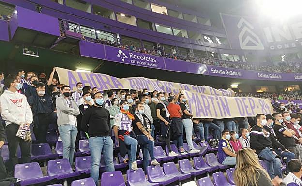 Homenaje de varios aficionados a Martín, el joven abonado y jugador del Juventud Rondilla fallecido en accidente de tráfico. 