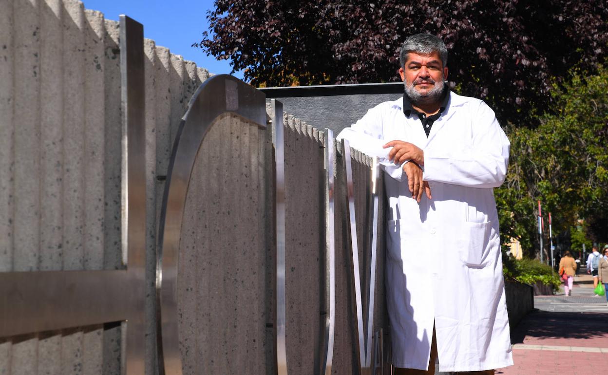 El doctor Carlos Dueñas, en el Hospital Clínico de Valladolid. 