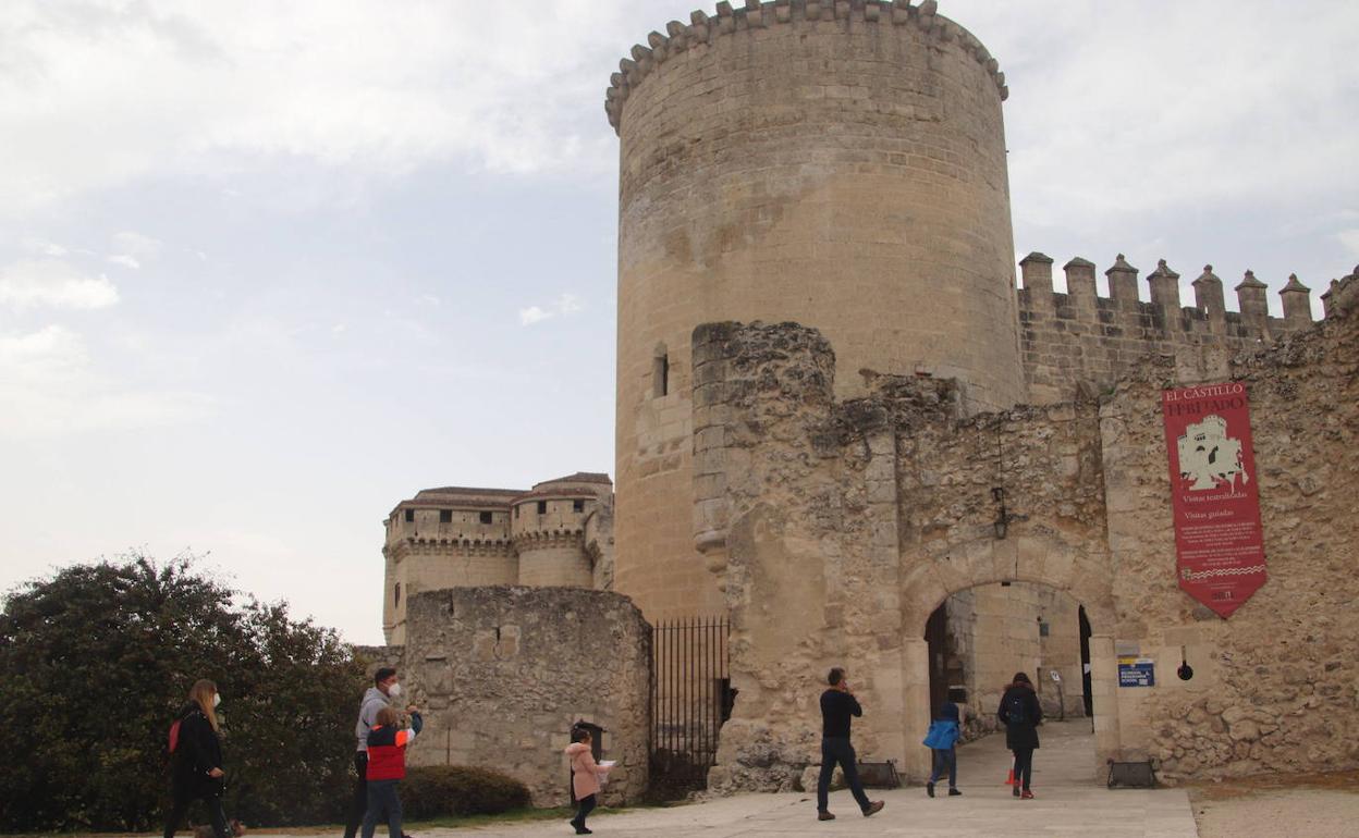 Turistas entran a visitar el castillo de Cuéllar.