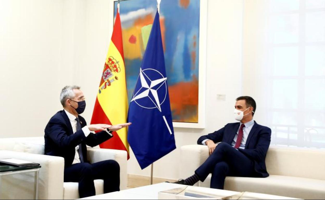 El secretario general de la Alianza Atlántica, Jens Stoltenberg., y Pedro Sánchez. 