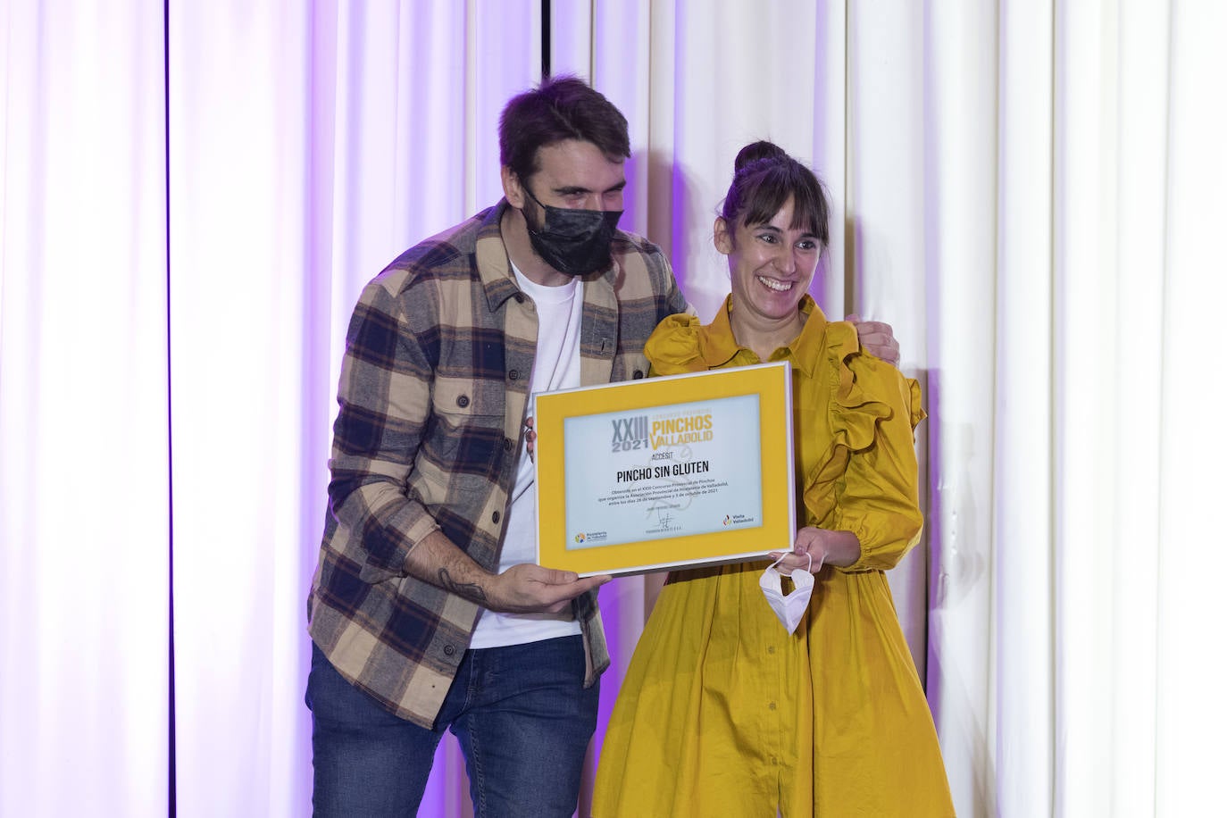 Emilio Martín, de Suite 22, recibió el premio de manos de Patricia García, presidenta de Acecale. 