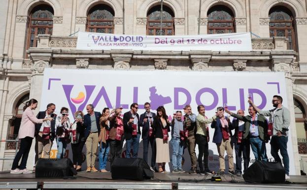 El alcalde de Valladolid, Óscar Puente, en el centro de la imagen junto a Goyo Ezama, director general de El Norte de Castilla, en el evento 'Valladolid. Plaza Mayor del Vino'.