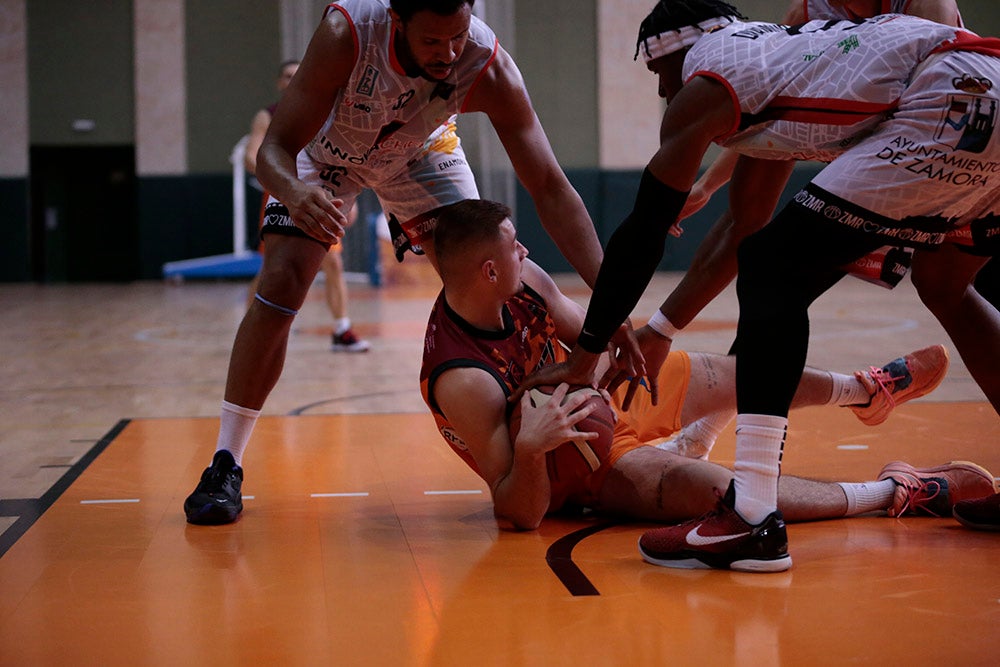 Duro correctivo para el Aquimisa Carbajosa en el debut liguero ante el Zamora Enamora (60-85)