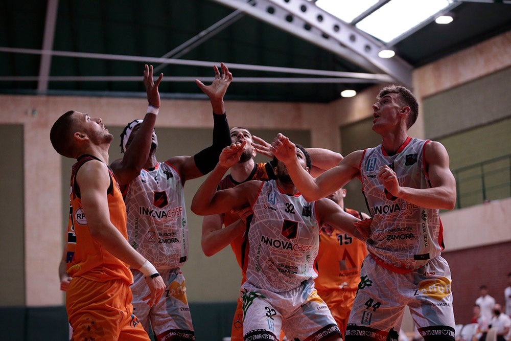 Duro correctivo para el Aquimisa Carbajosa en el debut liguero ante el Zamora Enamora (60-85)