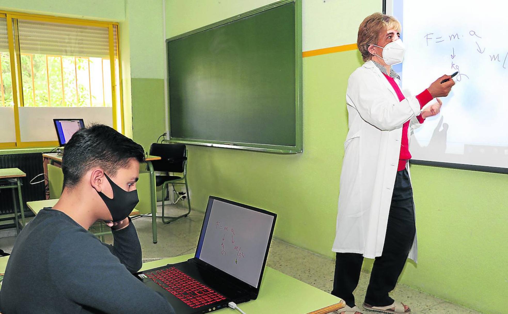 La profesora del instituto Victorio Macho Rosa García explica una lección en la pizarra digital