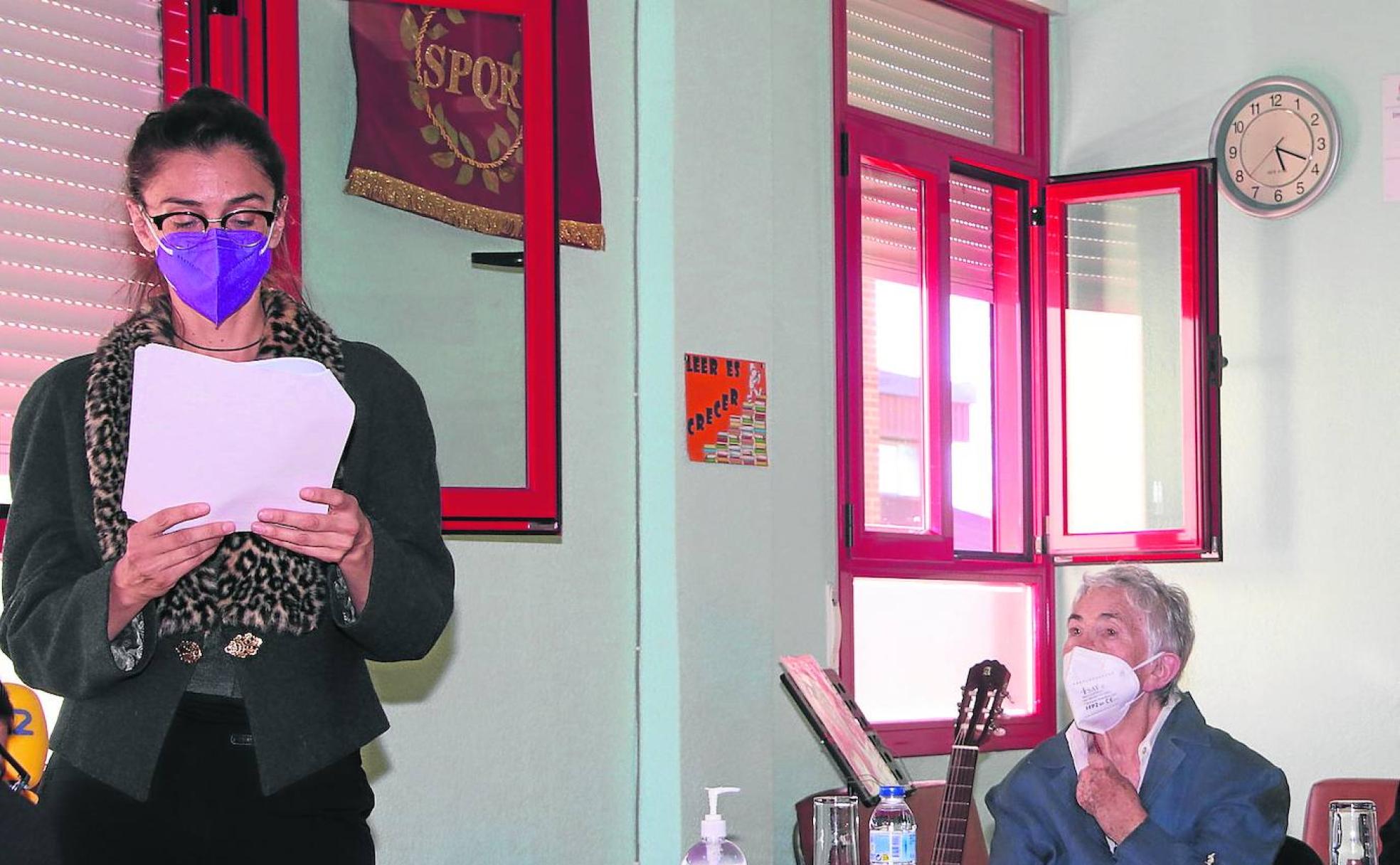 La directora del centro, Esther Calero, habla en presencia de la marquesa de Lozoya. 