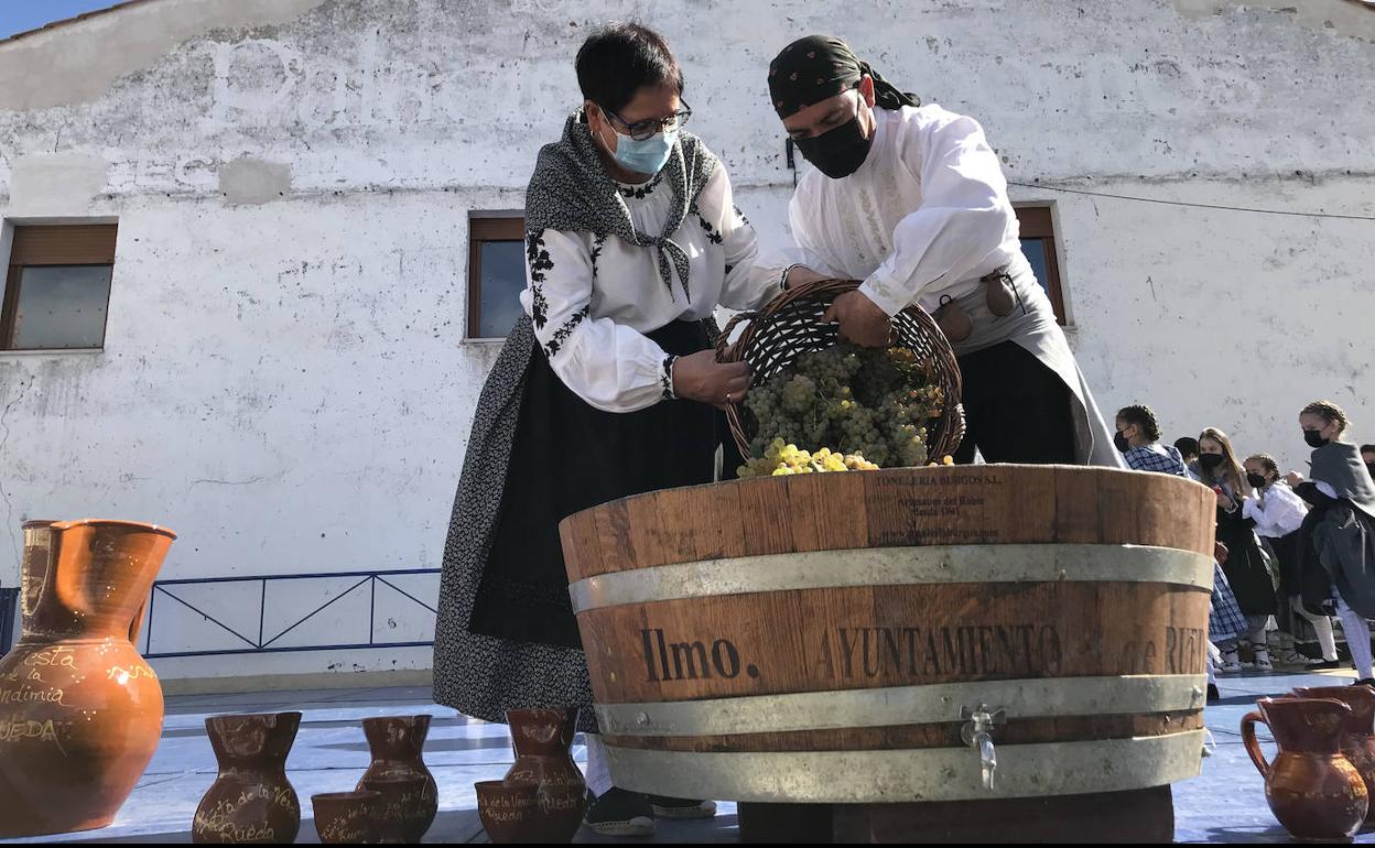 Las uvas, a punto de ser convertidas en el pirmer mosto del año.