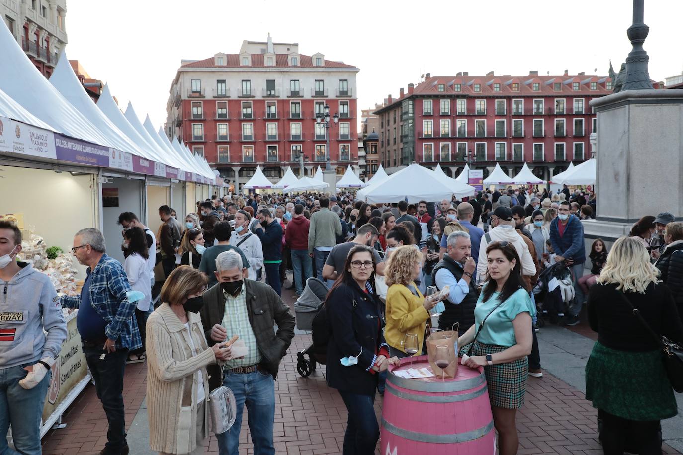 Fotos: Visita a la DO Rueda y ambiente del lunes en &#039;Valladolid. Plaza Mayor del Vino&#039;