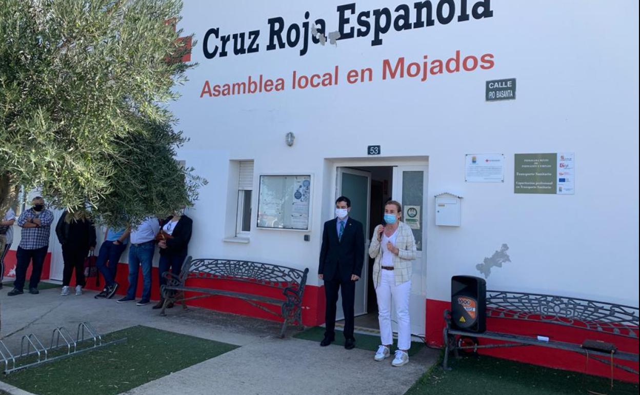 El presidente de la Cruz Roja en Mojados y la presidenta provincial durante la jornada de puertas abiertas.