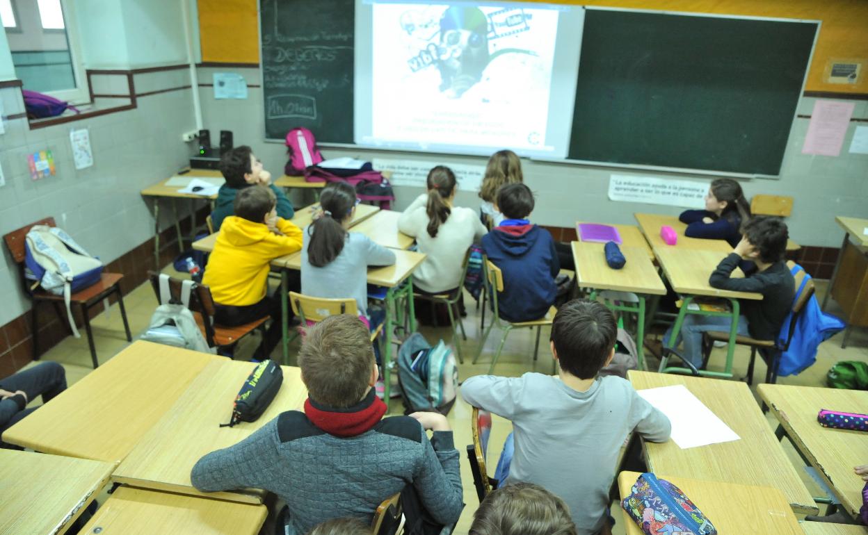 Un grupo de alumnos en una clase de gestión del uso de redes sociales. 