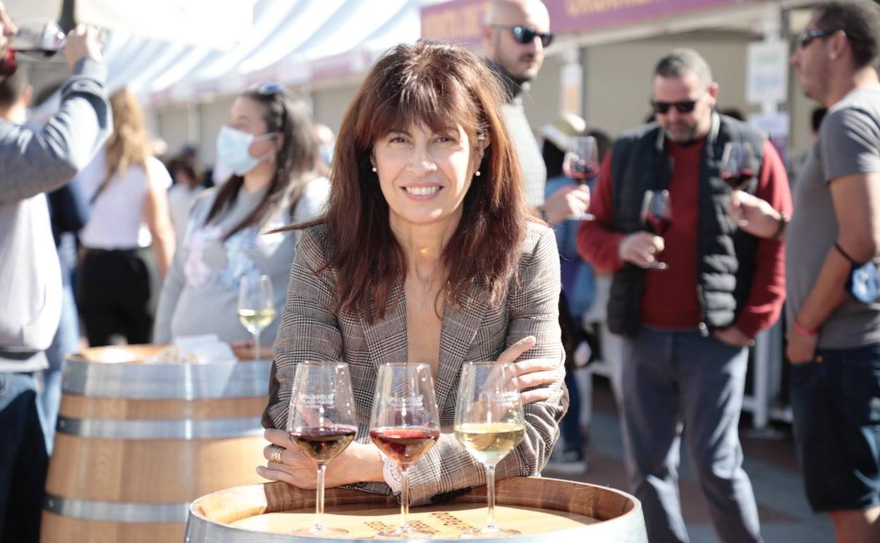La concejala de Cultura y Turismo, Ana Redondo, posa en la Plaza Mayor durante la feria del vino. 