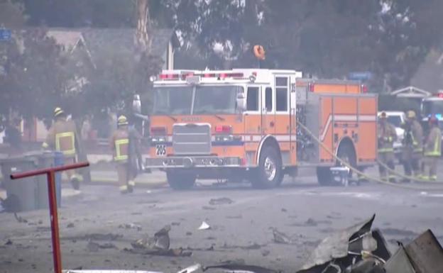 Una avioneta se desploma frente a una escuela secundaria en California