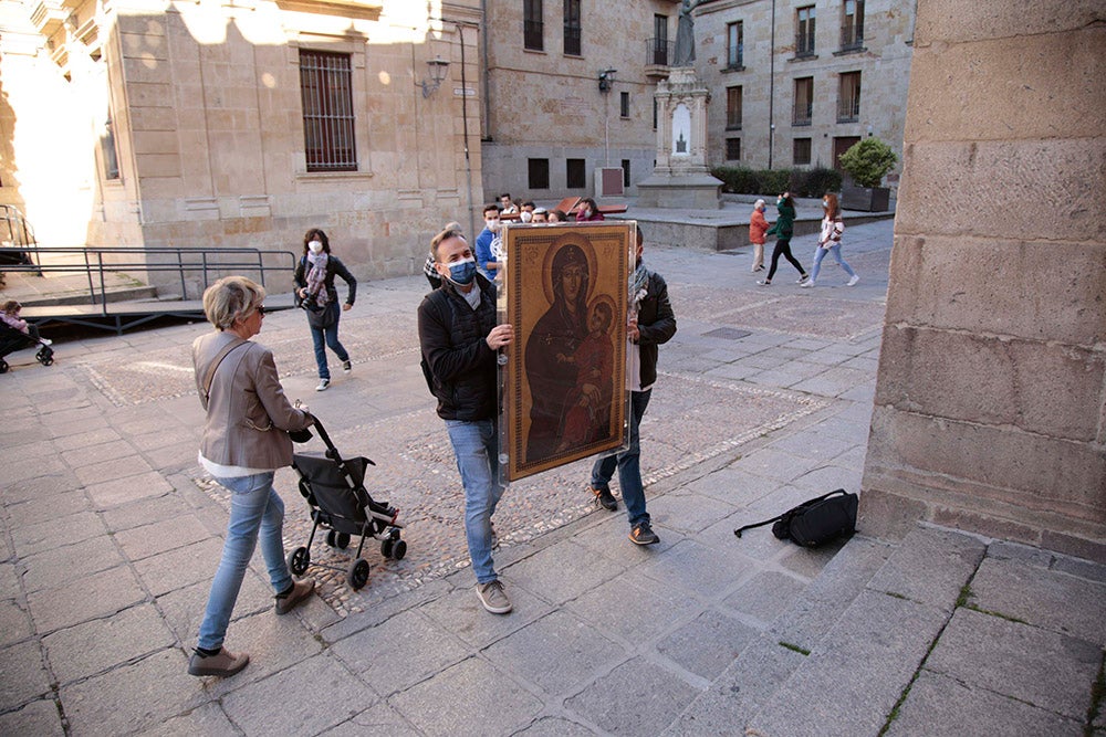 La Cruz de los Jóvenes y el icono de la Virgen Salus Populi Romani llegan a la Catedral Vieja para dar inicio a una intensa jornada de actos 