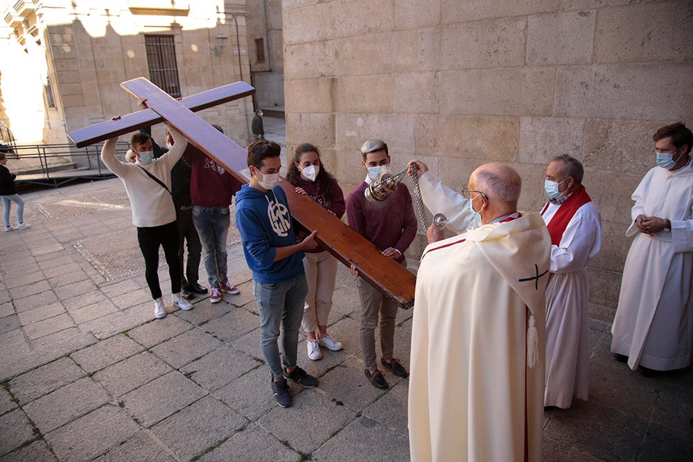 La Cruz de los Jóvenes y el icono de la Virgen Salus Populi Romani llegan a la Catedral Vieja para dar inicio a una intensa jornada de actos 