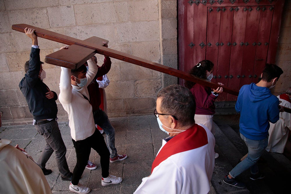 La Cruz de los Jóvenes y el icono de la Virgen Salus Populi Romani llegan a la Catedral Vieja para dar inicio a una intensa jornada de actos 