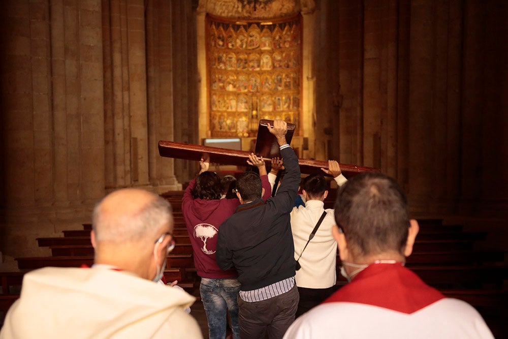 La Cruz de los Jóvenes y el icono de la Virgen Salus Populi Romani llegan a la Catedral Vieja para dar inicio a una intensa jornada de actos 