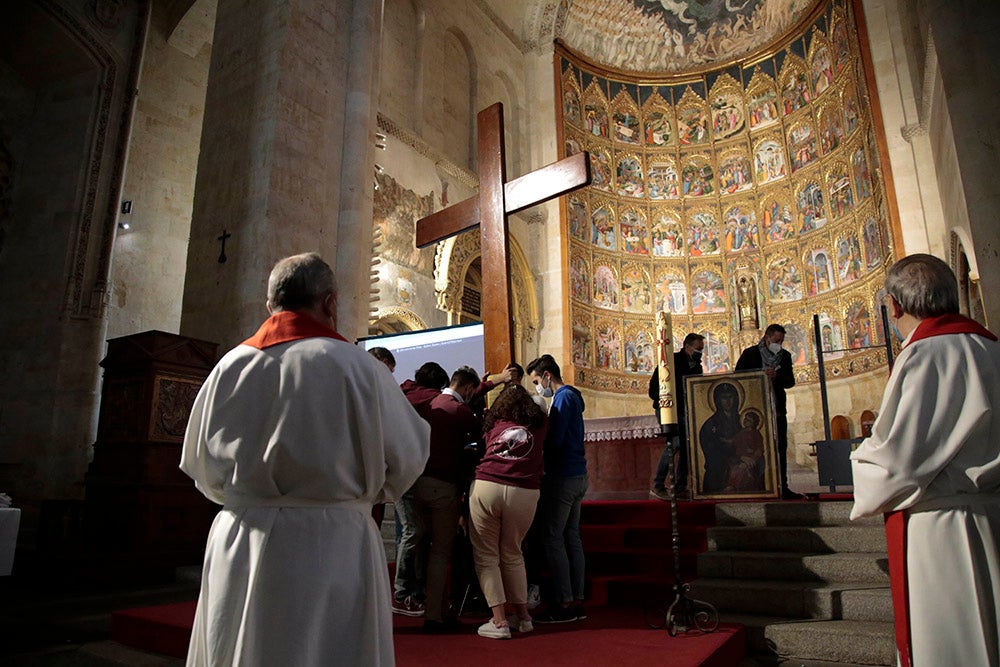 La Cruz de los Jóvenes y el icono de la Virgen Salus Populi Romani llegan a la Catedral Vieja para dar inicio a una intensa jornada de actos 