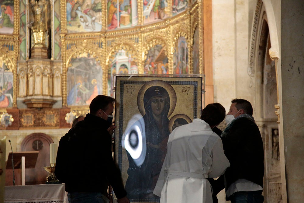 La Cruz de los Jóvenes y el icono de la Virgen Salus Populi Romani llegan a la Catedral Vieja para dar inicio a una intensa jornada de actos 