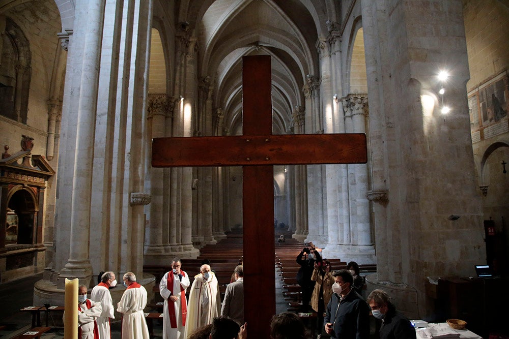 La Cruz de los Jóvenes y el icono de la Virgen Salus Populi Romani llegan a la Catedral Vieja para dar inicio a una intensa jornada de actos 