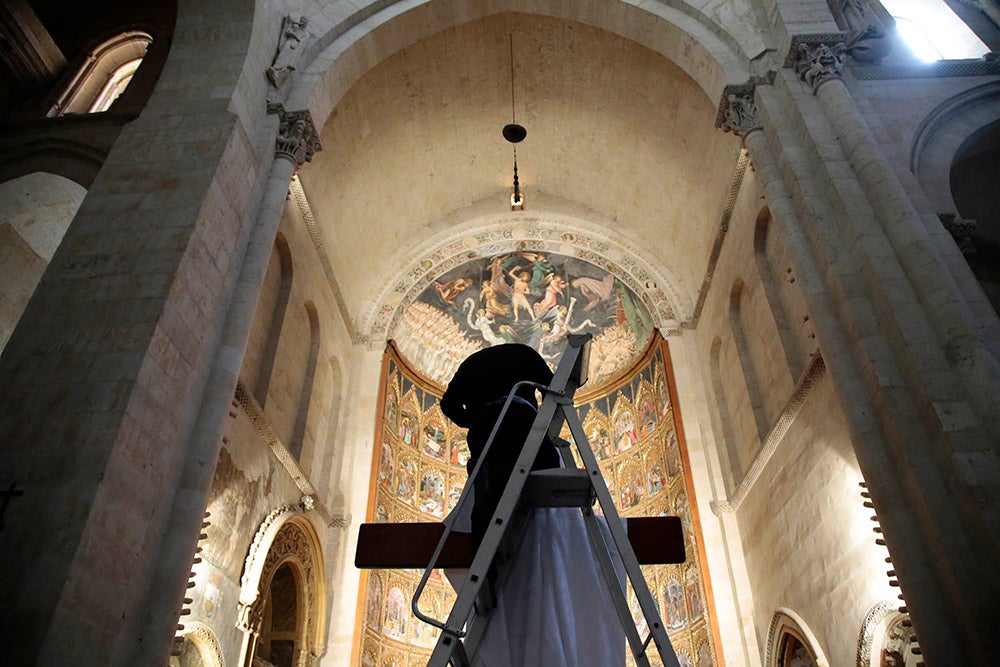 La Cruz de los Jóvenes y el icono de la Virgen Salus Populi Romani llegan a la Catedral Vieja para dar inicio a una intensa jornada de actos 