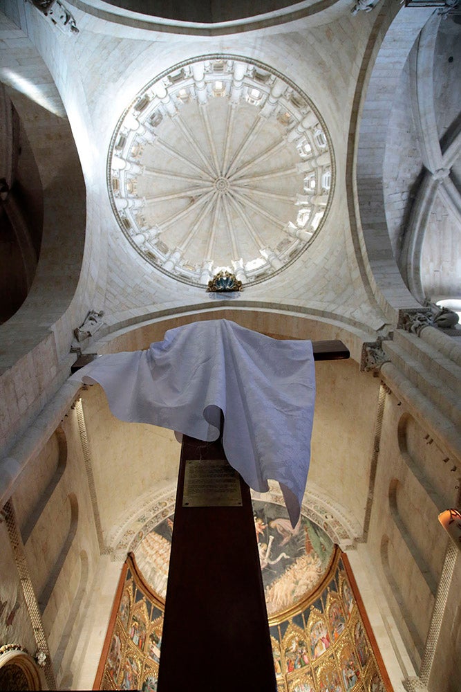 La Cruz de los Jóvenes y el icono de la Virgen Salus Populi Romani llegan a la Catedral Vieja para dar inicio a una intensa jornada de actos 