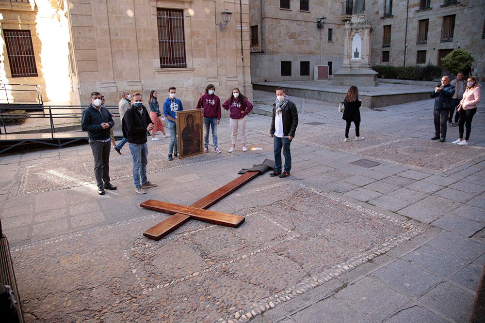 La Cruz de los Jóvenes y el icono de la Virgen Salus Populi Romani llegan a la Catedral Vieja para dar inicio a una intensa jornada de actos 