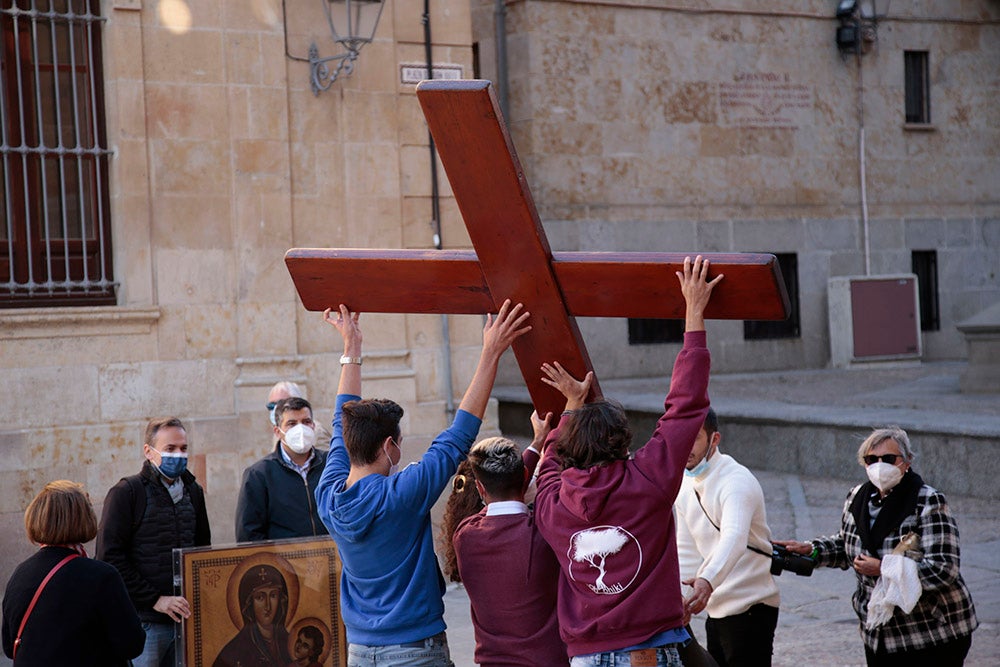 La Cruz de los Jóvenes y el icono de la Virgen Salus Populi Romani llegan a la Catedral Vieja para dar inicio a una intensa jornada de actos 