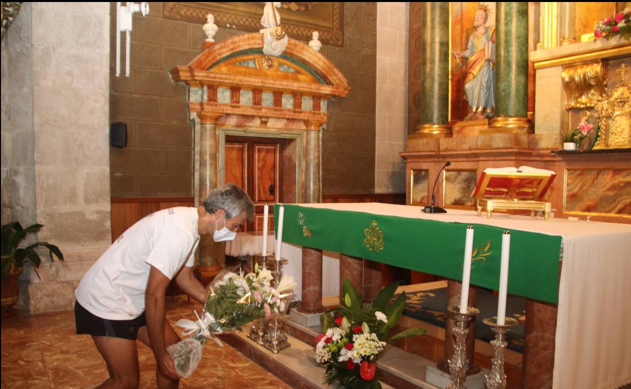 Momento en que el último relevista deposita las flores en el altar mayor del santuario.