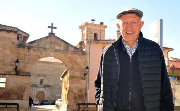 Imagen principal - Arriba, el bodeguero Alejandro Fernández posa ante el Arco de Pesquera de Duero (Valladolid) que inspiró la etiqueta de su mítico vino Tinto Pesquera. Anajo, Piedad Ibáñez, al recibir un premio turístico hace décadas.. 