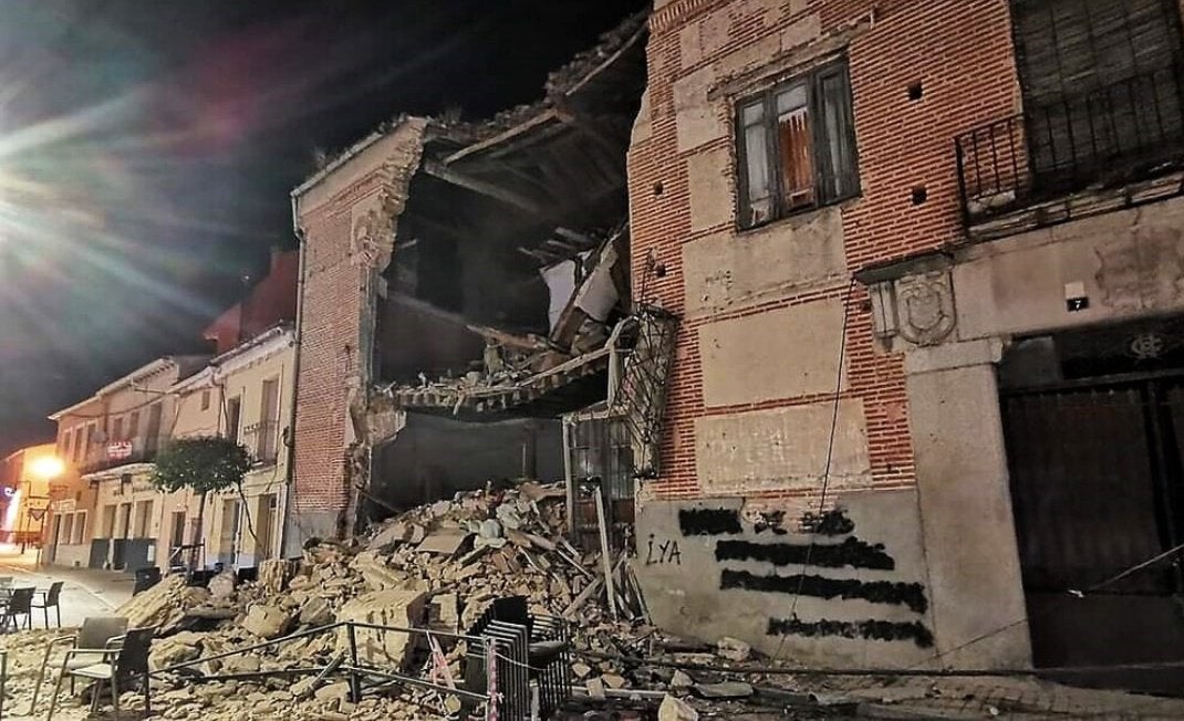 El edificio de la calle Arco de Ávila, minutos después del derrumbe.