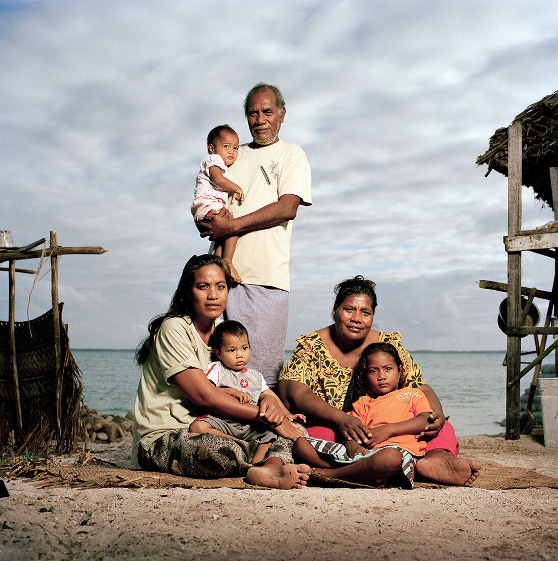 Kiribati. Es un archipiélago y país insular ubicado en la zona central oeste del océano Pacífico, al noreste de Australia. Está integrada por un grupo de 33 atolones coralinos y la isla volcánica de Banaba. Entre ellos destaca Kiritimati (Isla Christmas), el atolón más grande del mundo y primer lugar poblado del planeta en dar la vuelta al calendario cada año