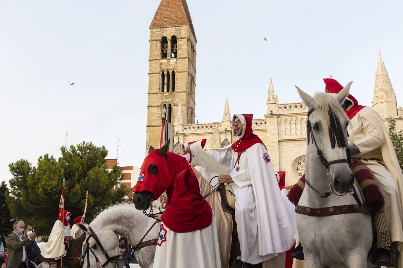 Fotos: Pregón a caballo de la Cofradía de las Siete Palabras por las calles de Valladolid